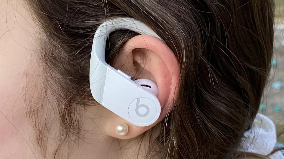 Бие Powerbeats 4 в ушите Бие Powerbeats 4 в ушите
